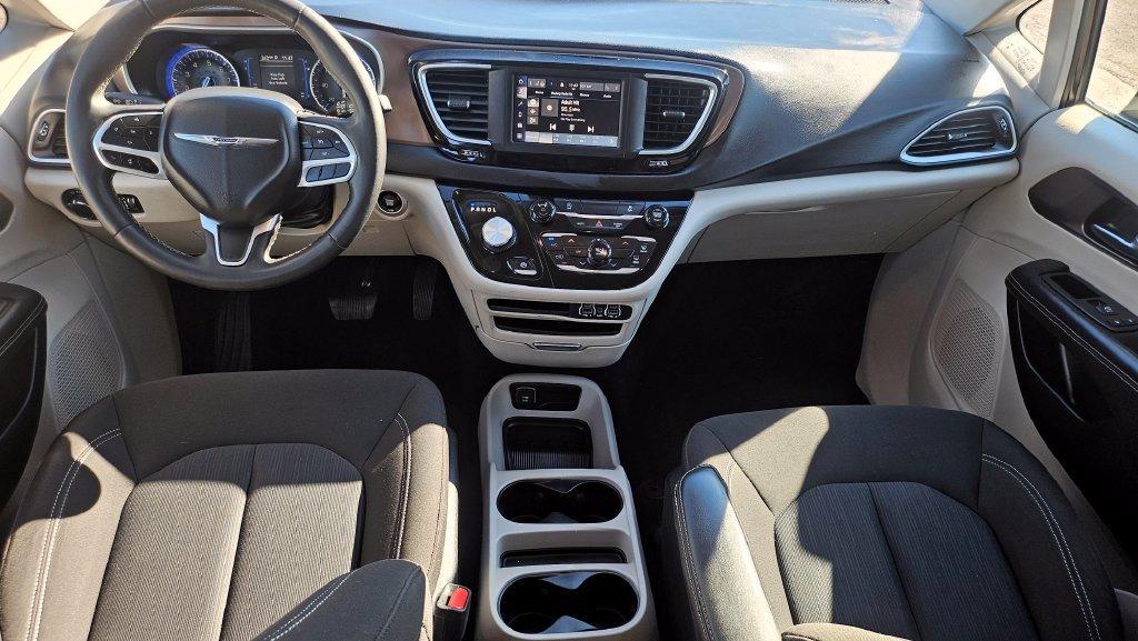 Used 2023 Chrysler Voyager LX FWD image 5