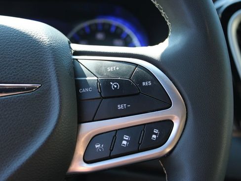 Used 2025 Chrysler Pacifica Select FWD image 14