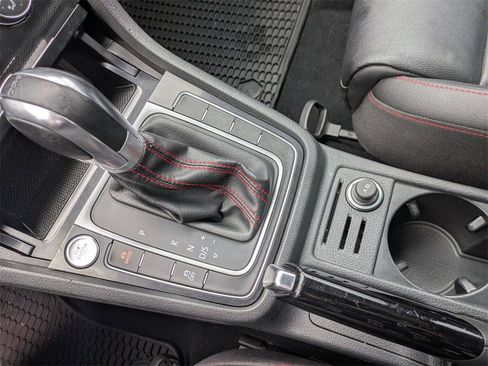 Used 2017 Volkswagen GTI SE image 29