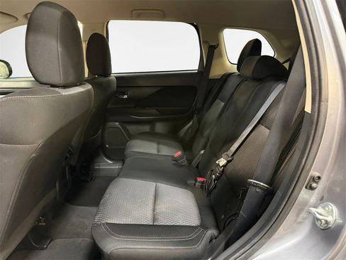 Used 2019 Mitsubishi Outlander ES image 22