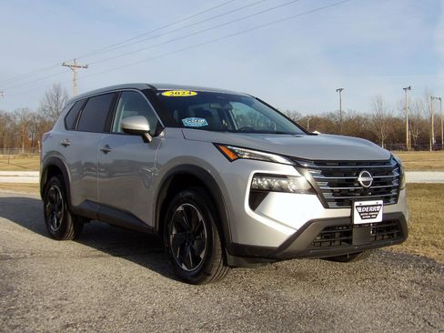 Used 2024 Nissan Rogue SV image 4