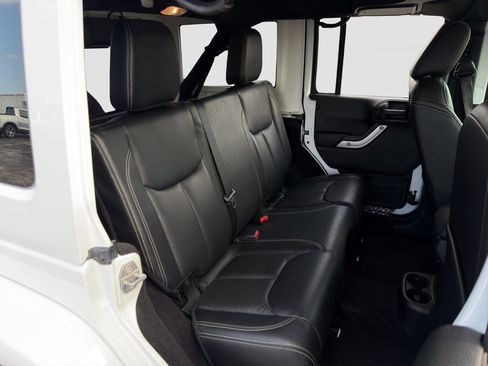 Used 2017 Jeep Wrangler Unlimited Sahara w/ Connectivity Group AWD/4WD image 28