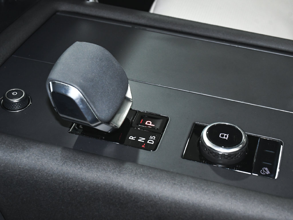 Used 2024 Land Rover Discovery Dynamic SE AWD/4WD image 40