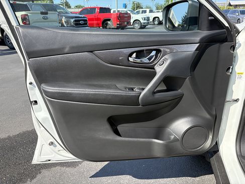 Used 2018 Nissan Rogue SV AWD/4WD image 13