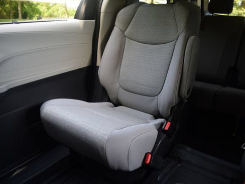 Used 2024 Toyota Sienna LE AWD/4WD image 15