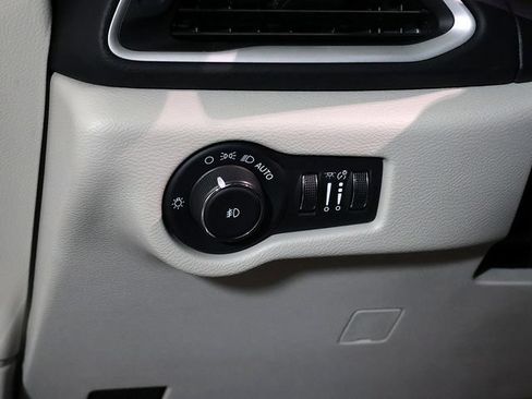 Used 2024 Chrysler Pacifica Touring-L FWD image 26