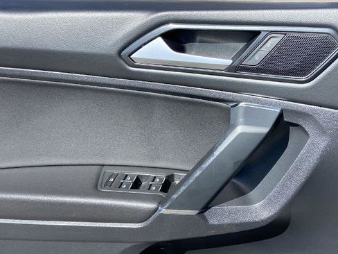 Used 2018 Volkswagen Tiguan SE w/ Panoramic Sunroof Package image 19