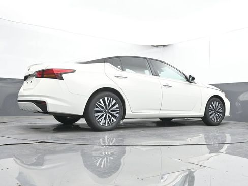 Used 2025 Nissan Altima 2.5 SV FWD image 44