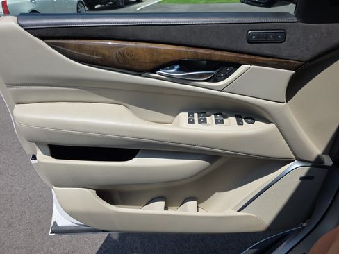 Used 2020 Cadillac Escalade Luxury RWD image 18