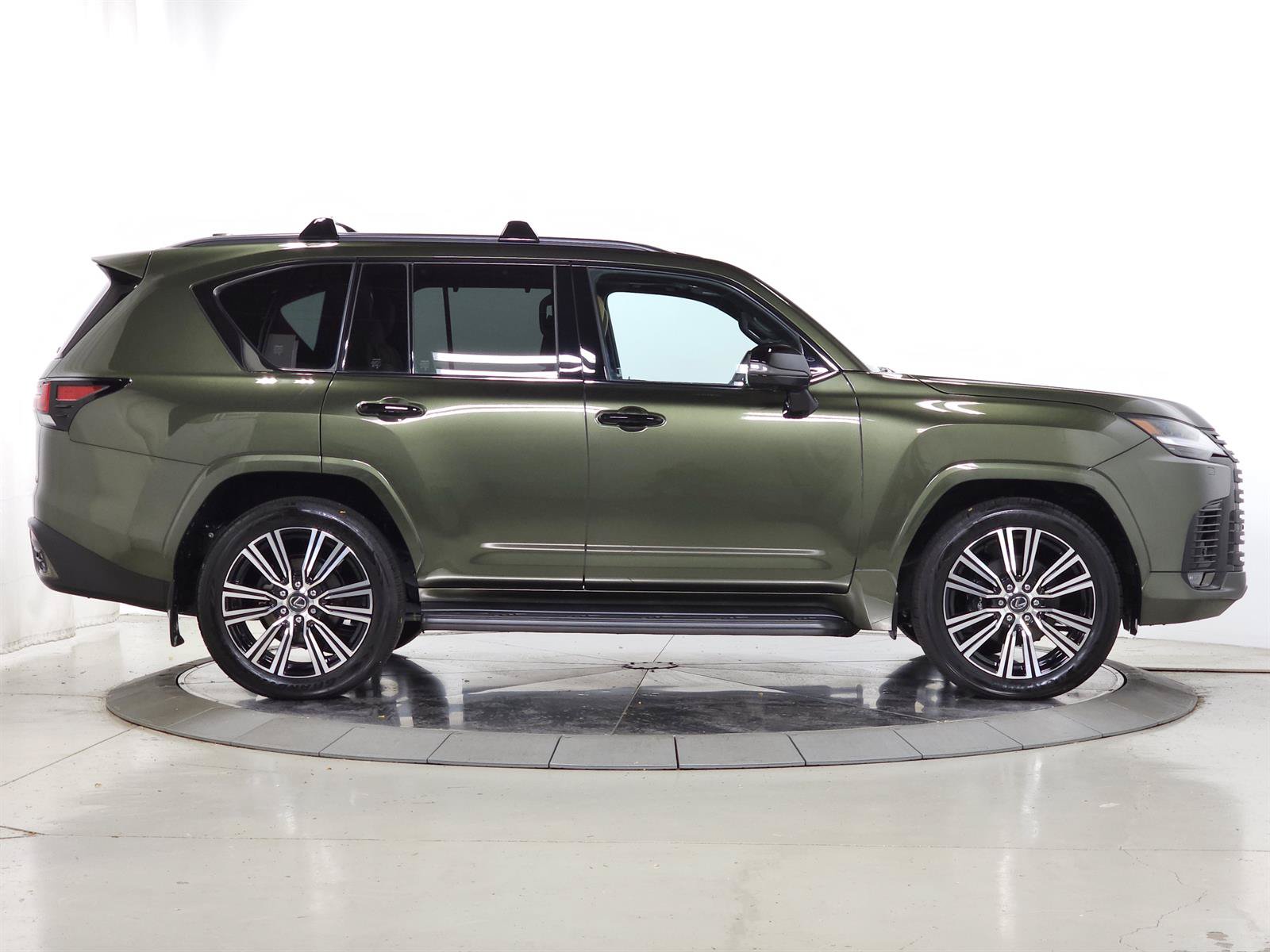 Used 2025 Lexus LX 600 4WD w/ Luxury Package image 13