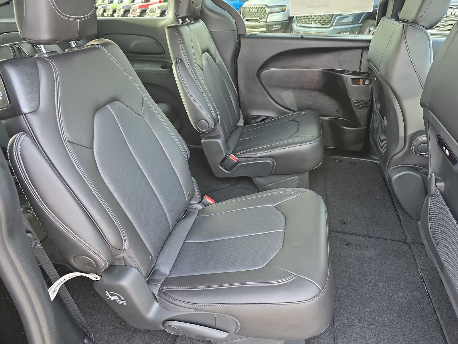 Used 2026 Chrysler Pacifica Select FWD image 17