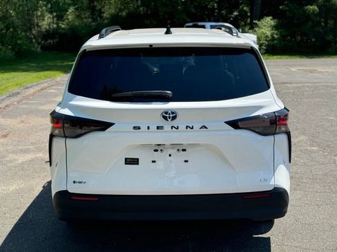 Used 2025 Toyota Sienna LE w/ LE Plus Package FWD image 6