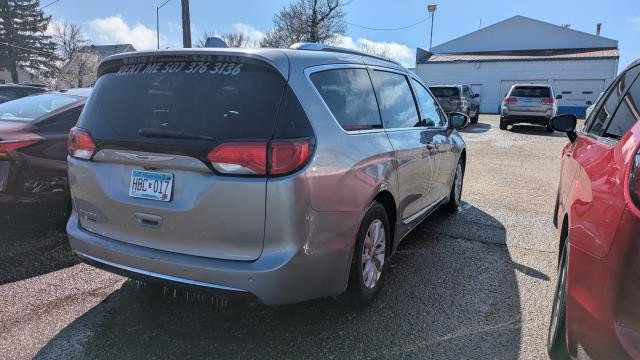 Used 2018 Chrysler Pacifica Touring-L FWD image 3