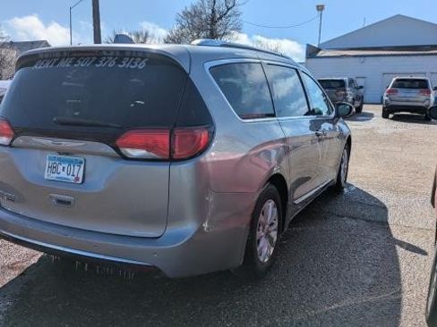Used 2018 Chrysler Pacifica Touring-L FWD image 3