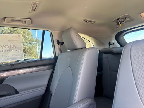 Certified 2025 Toyota Highlander Limited image 30