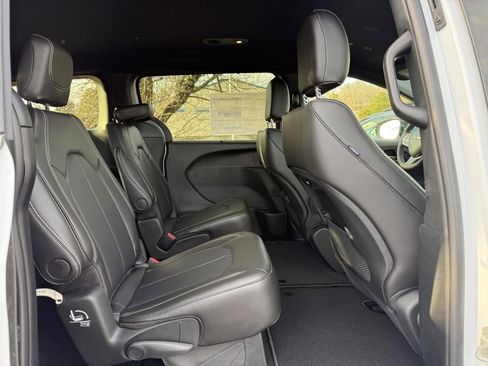 New 2026 Chrysler Pacifica Select FWD image 7