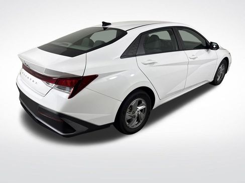 Certified 2024 Hyundai Elantra SE FWD image 3