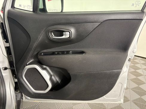 Used 2018 Jeep Renegade Latitude w/ Popular Equipment Group AWD/4WD image 35