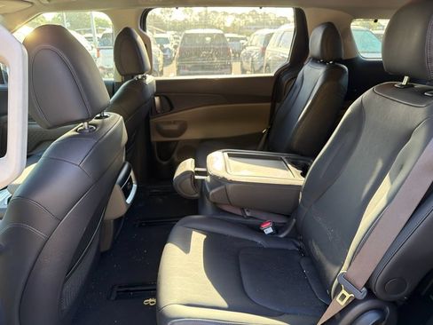 Certified 2025 Kia Carnival EX FWD image 22