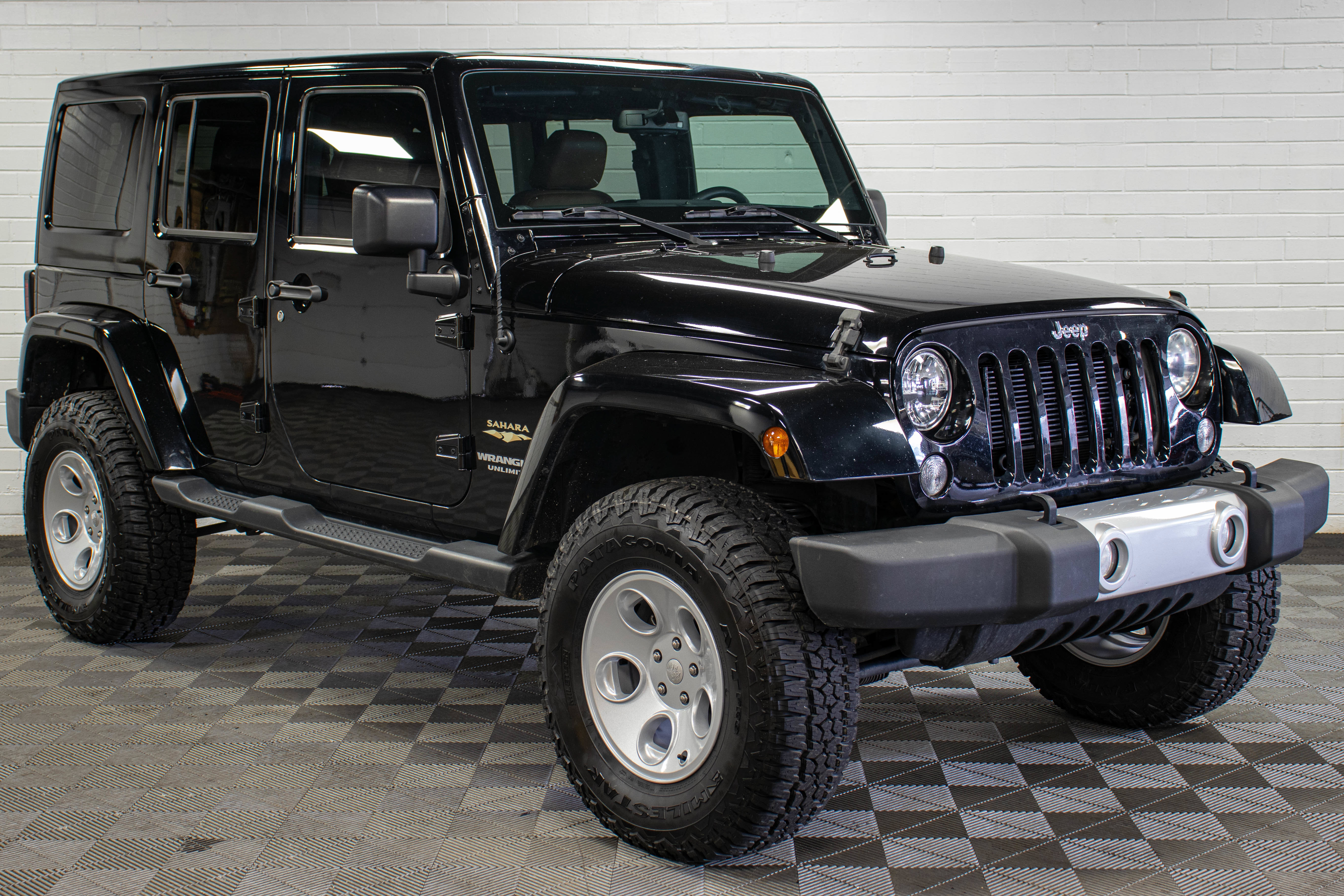 Used 2015 Jeep Wrangler Unlimited Sahara w/ Max Tow Package AWD/4WD image 1