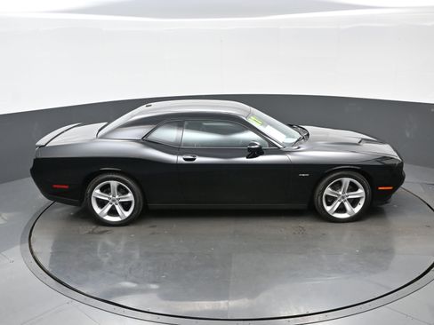 Used 2017 Dodge Challenger R/T image 34
