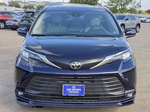 Used 2026 Toyota Sienna XLE FWD image 3