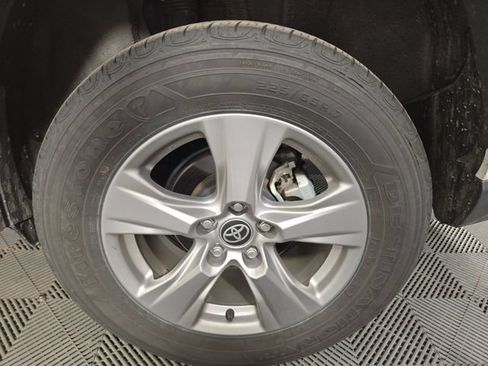 Used 2025 Toyota RAV4 XLE AWD/4WD image 11