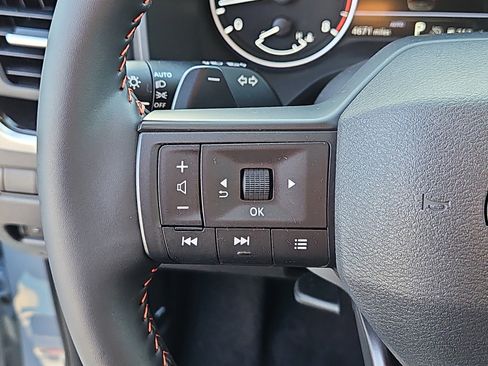 Used 2025 Nissan Rogue SV image 17