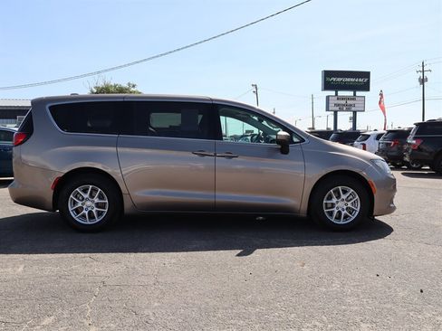 Used 2017 Chrysler Pacifica LX FWD image 2