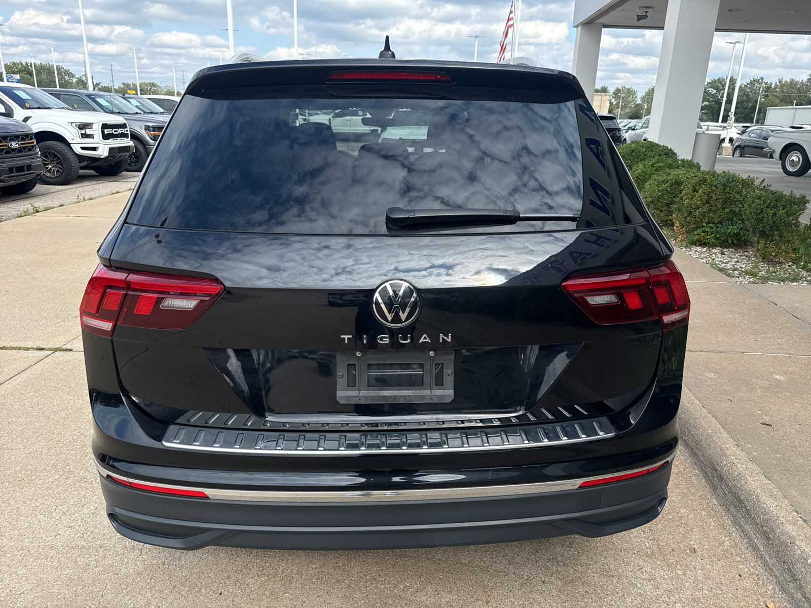 Used 2024 Volkswagen Tiguan Wolfsburg Edition FWD image 7