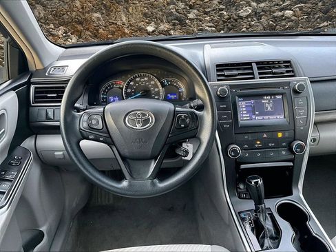 Used 2015 Toyota Camry LE image 5