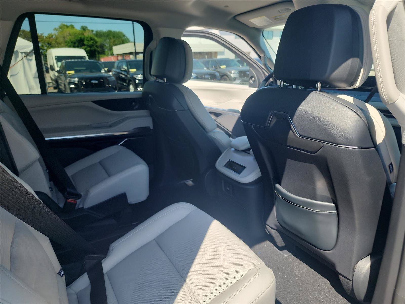 New 2026 Lincoln Navigator Premiere AWD/4WD image 21