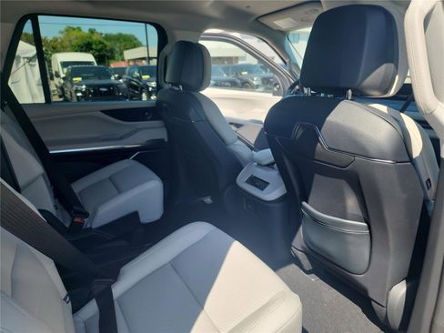New 2026 Lincoln Navigator Premiere AWD/4WD image 21