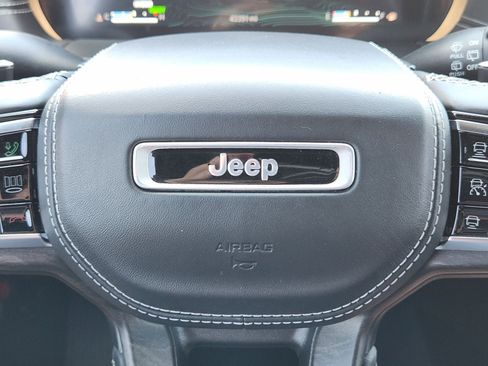 Used 2022 Jeep Grand Cherokee Overland w/ Advanced Protech Group III AWD/4WD image 39