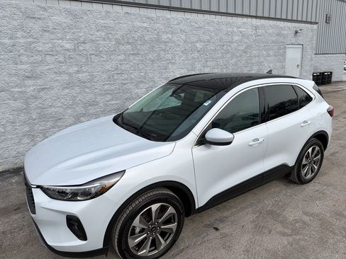 Used 2025 Ford Escape Platinum image 4