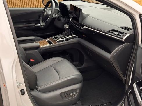 Used 2025 Toyota Sienna Limited image 34
