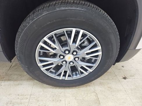 Used 2025 Chevrolet Traverse LT image 13