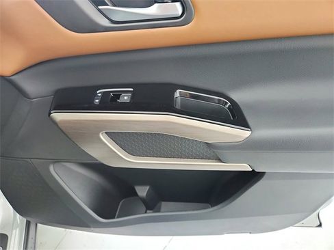 Used 2025 Nissan Pathfinder Platinum w/ Black Appearance Package image 49