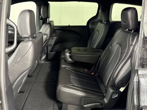 New 2026 Chrysler Pacifica Select image 11