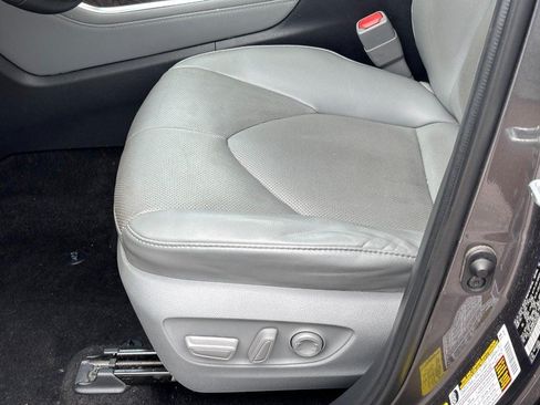 Used 2023 Toyota Highlander Limited AWD/4WD image 17