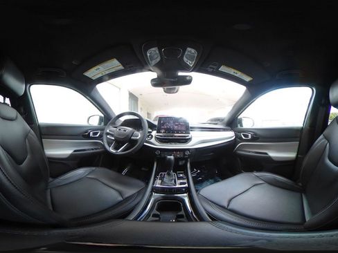 Used 2025 Jeep Compass Limited image 43