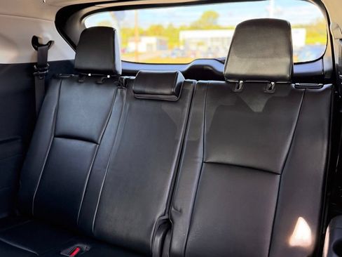 Used 2022 Toyota Highlander XLE AWD/4WD image 7