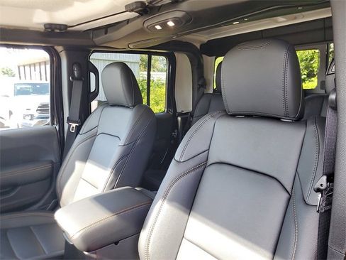 New 2025 Jeep Gladiator Sport image 16