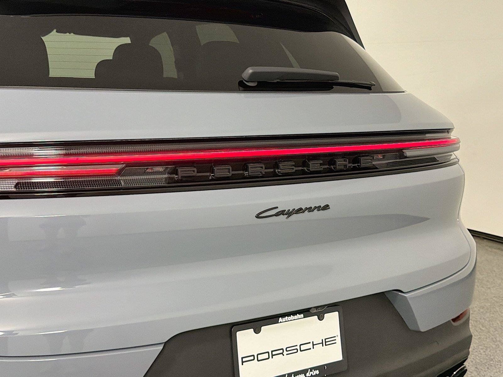 Certified 2025 Porsche Cayenne AWD/4WD image 17