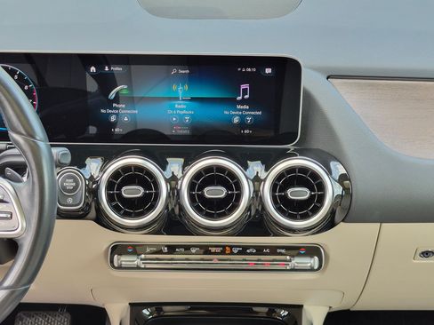 Used 2021 Mercedes-Benz GLA 250 4MATIC w/ Premium Package image 31
