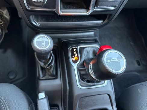 Used 2022 Jeep Gladiator Sport AWD/4WD image 13