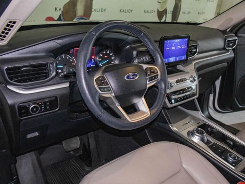 Used 2023 Ford Explorer XLT w/ Equipment Group 202A image 5