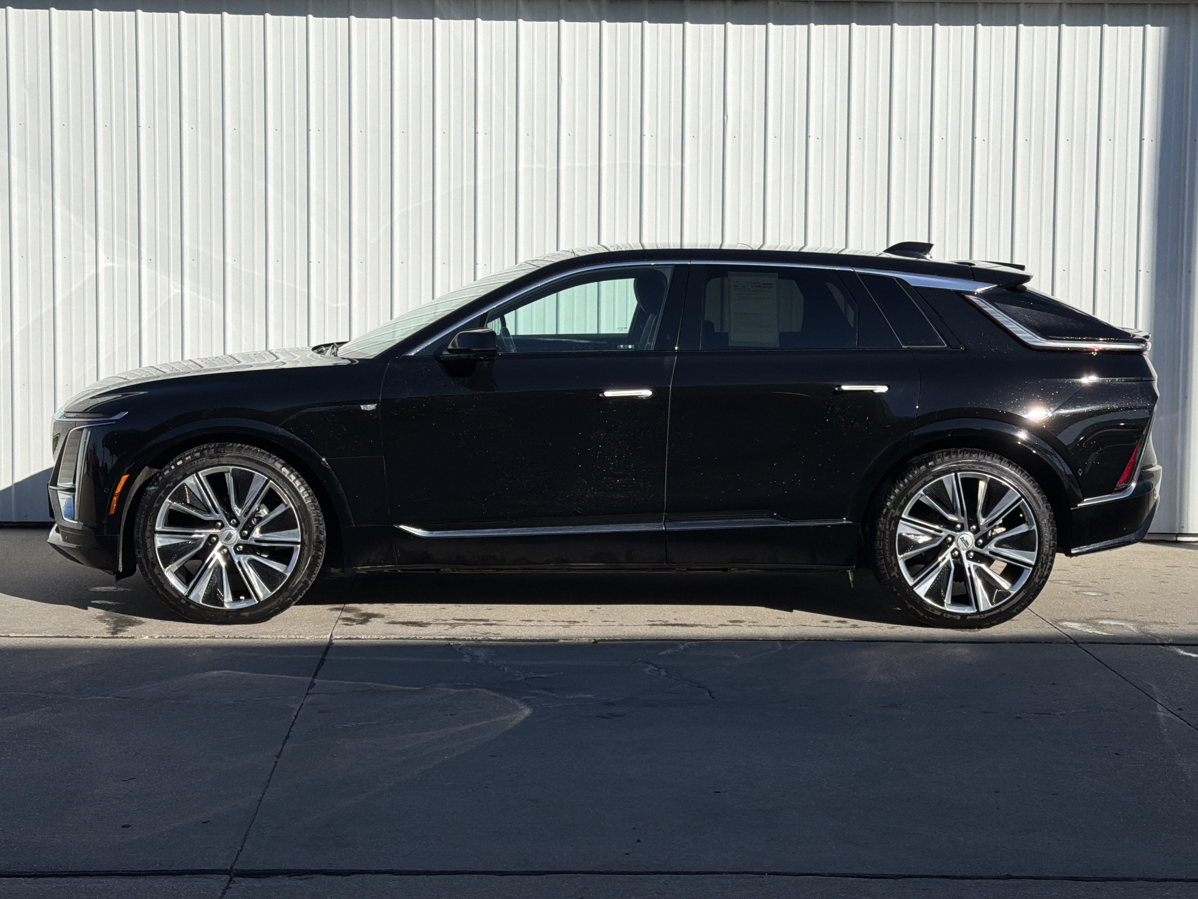 Used 2024 Cadillac Lyriq Luxury AWD/4WD image 2