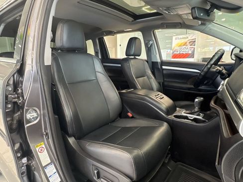 Used 2017 Toyota Highlander XLE AWD/4WD image 24