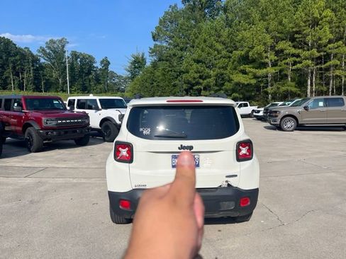 Used 2019 Jeep Renegade Latitude FWD image 6